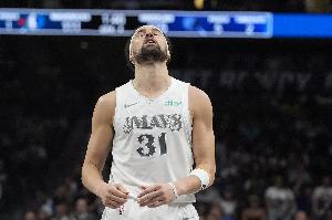 手感冰凉!克莱11投仅2中拿到6分 正负值-15
